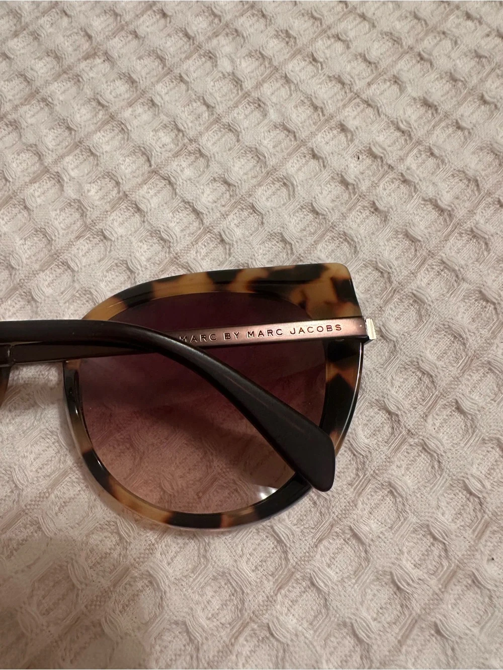 Marc Jacobs chic tortoiseshell